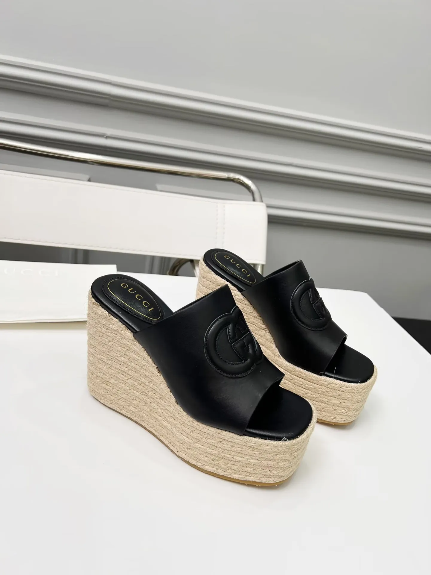 👟👟Ex-factory price 460👟👟 Gucci’s new slippers, fashionable, high-end and full of personality✅ Very stable, comfortable and durable for daily use, convenient and unique for daily matching, a must-have classic for summer, the upper is made of GUCCI brand stitching Fabric: cowhide Lining/feet: sheepskin Platform height: 11cm Color: black, white, brown, burgundy, pink Code number: 35-42 (41 and 42 need to be customized) Packaging: Comes with cloth bag and card.